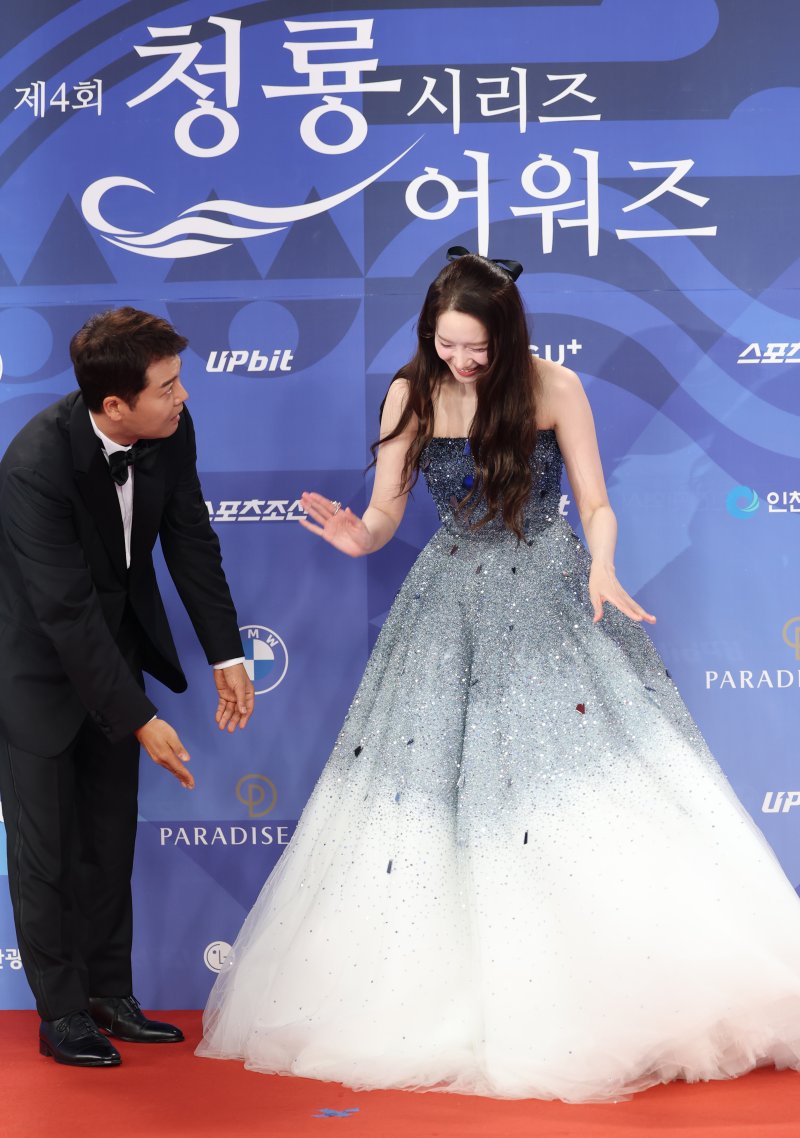 [뉴스1 ★]윤아, 레드 카펫 역사상 첫 꽈당…귀여움과 맞바꾼 우아함