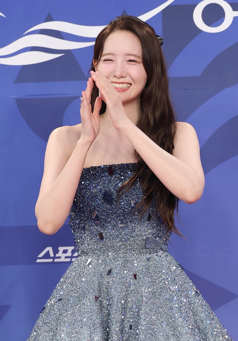 [뉴스1 ★]윤아, 레드 카펫 역사상 첫 꽈당…귀여움과 맞바꾼 우아함