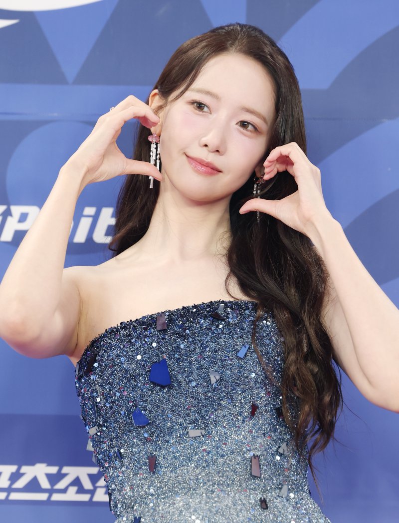 [뉴스1 ★]윤아, 레드 카펫 역사상 첫 꽈당…귀여움과 맞바꾼 우아함