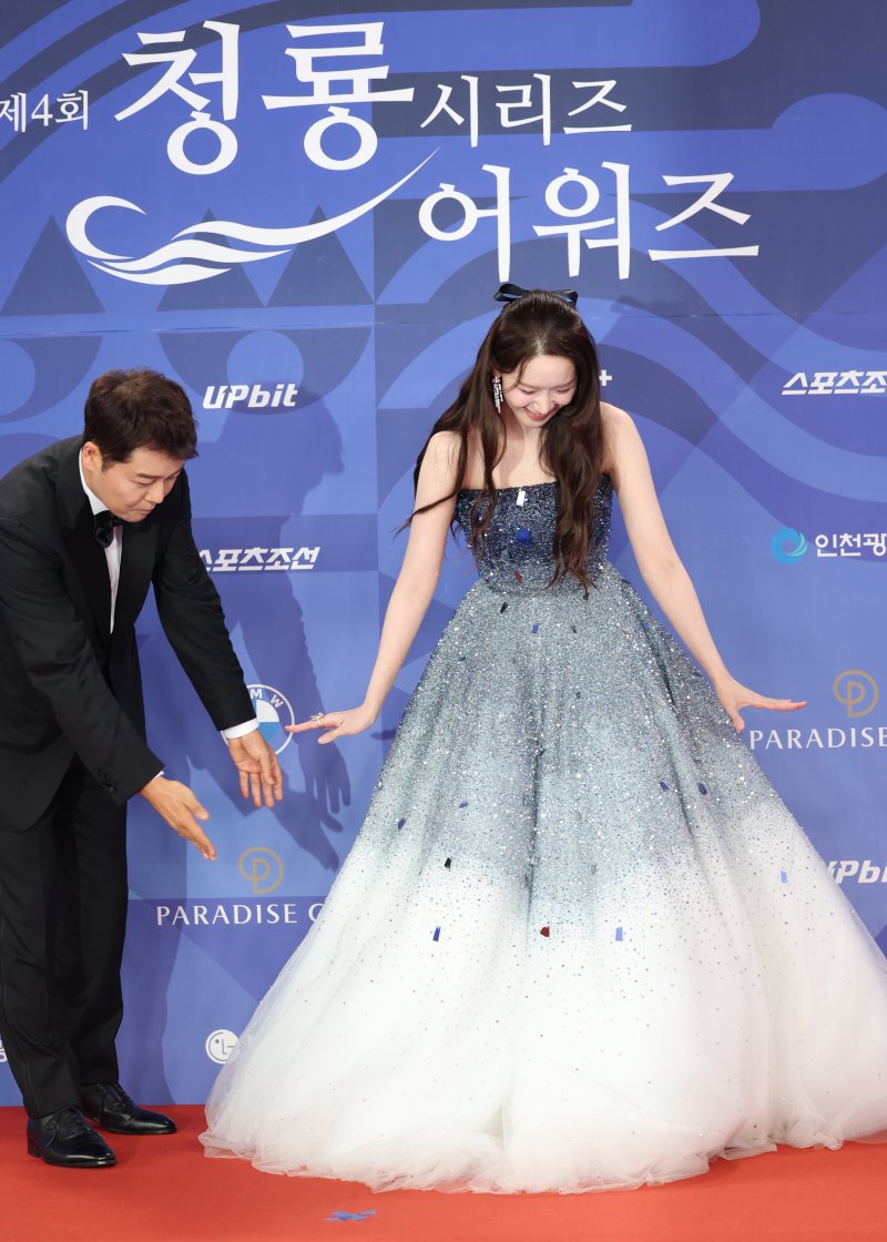 [뉴스1 ★]윤아, 레드 카펫 역사상 첫 꽈당…귀여움과 맞바꾼 우아함