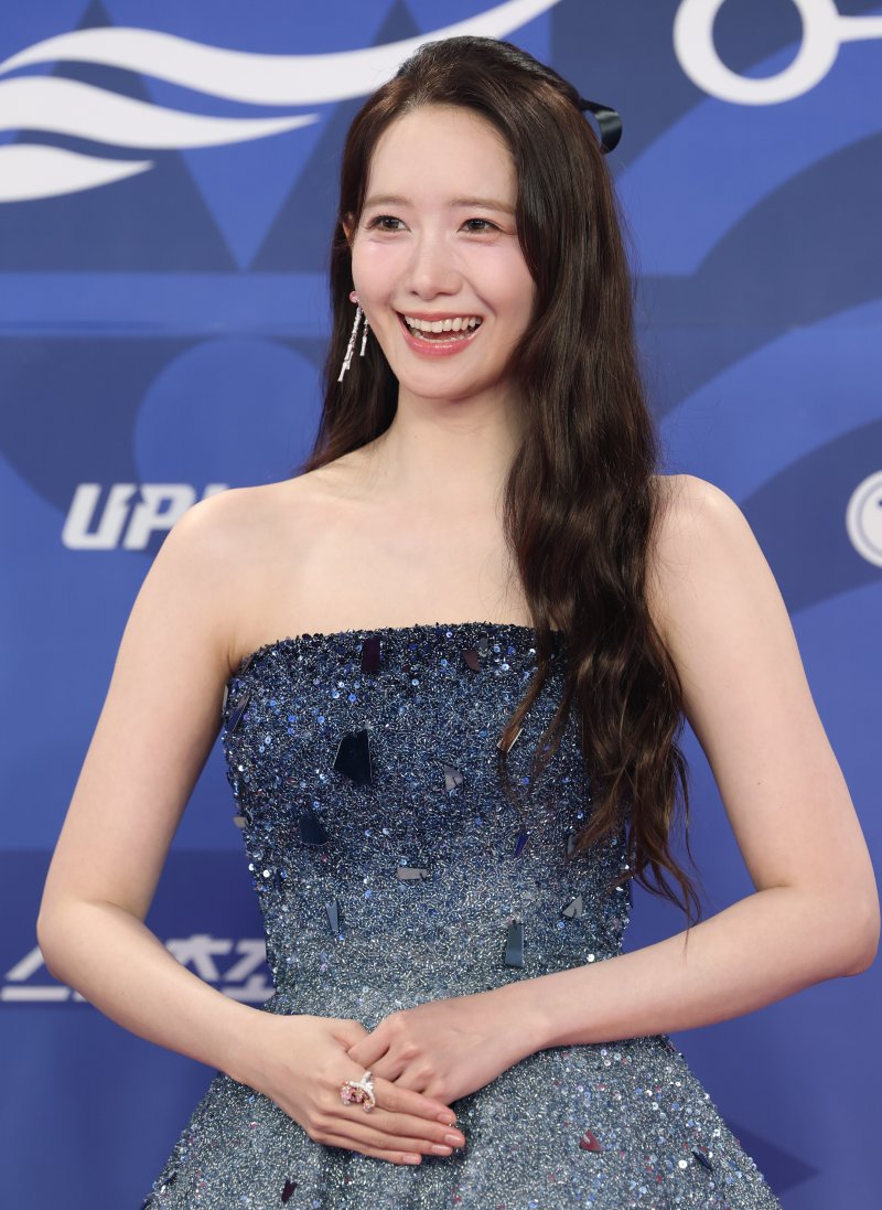 [뉴스1 ★]윤아, 레드 카펫 역사상 첫 꽈당…귀여움과 맞바꾼 우아함