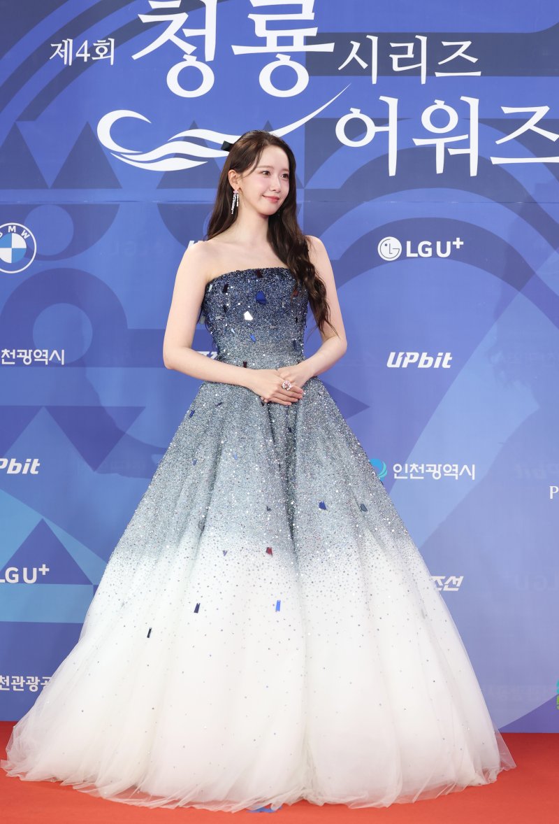 [뉴스1 ★]윤아, 레드 카펫 역사상 첫 꽈당…귀여움과 맞바꾼 우아함