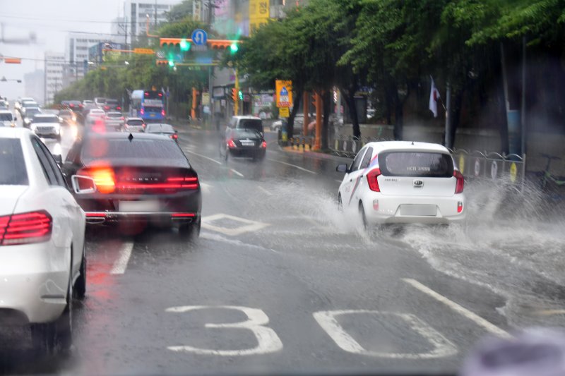 17일 오후 경북 포항시 북구 장성초등학교 앞 도로가 국지성 호우에 침수되면서 차량들이 거북이 운행을 하고 있다. 2025.7.17/뉴스1 ⓒ News1 최창호 기자