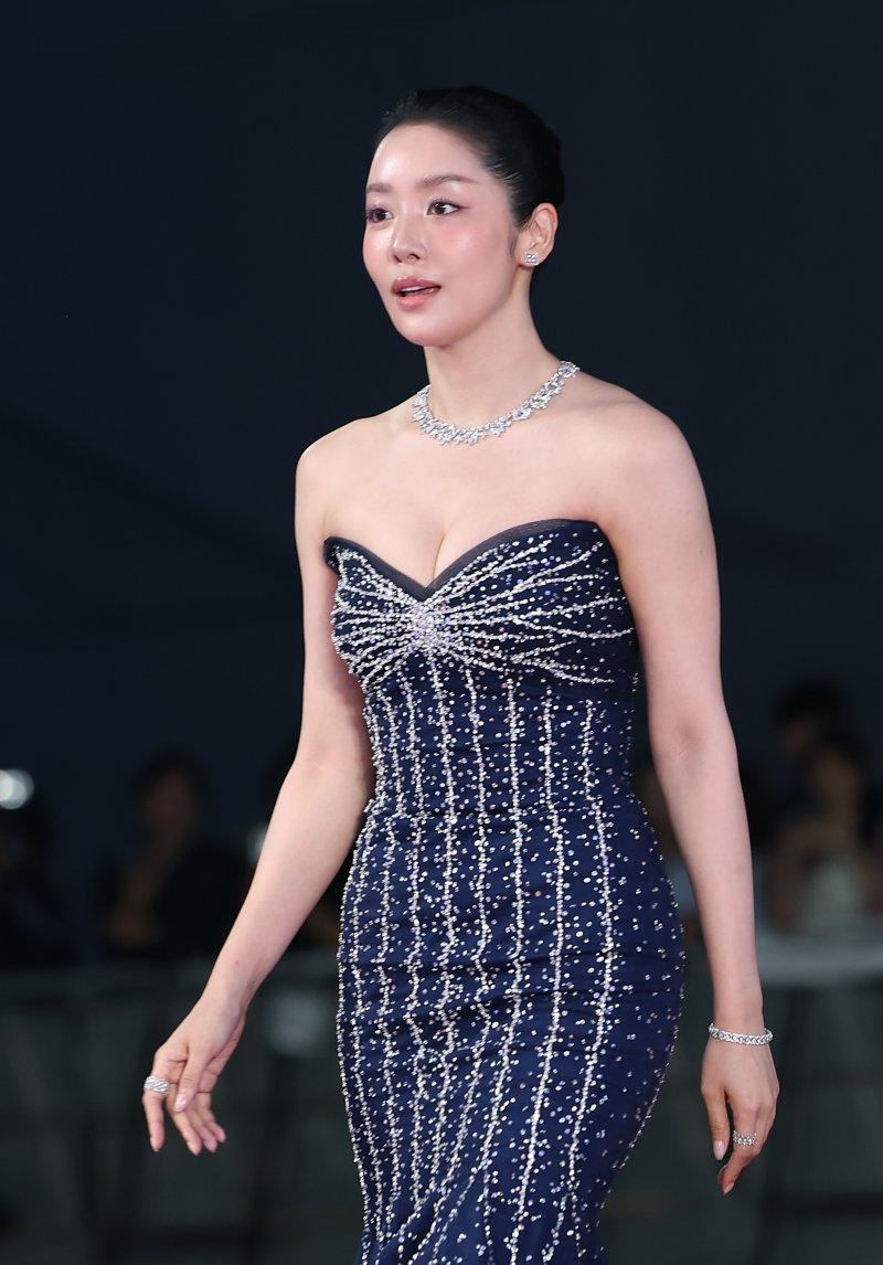 [뉴스1 ★]차주영, 매혹의 드레스 자태…레드카펫 위 ‘왕후의 환생’