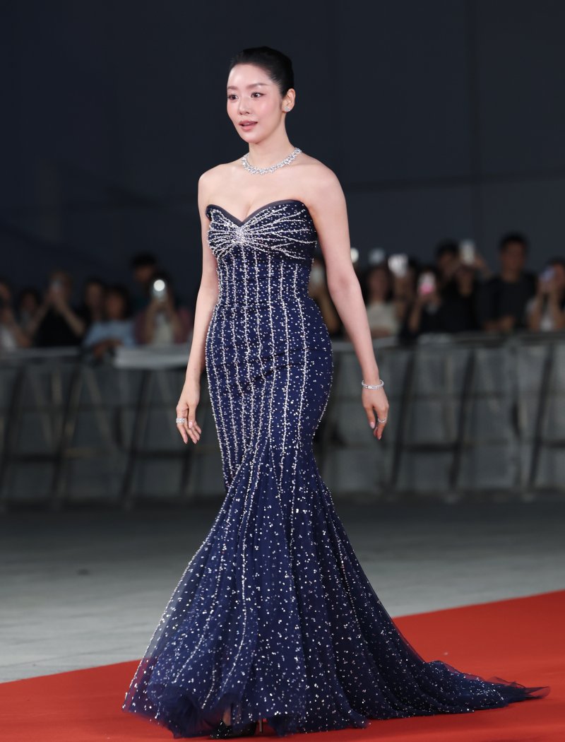 [뉴스1 ★]차주영, 매혹의 드레스 자태…레드카펫 위 ‘왕후의 환생’