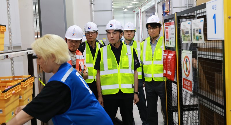 [서울=뉴시스] 권창준 고용노동부 차관이 8일 경기 용인시 CJ대한통운 용인센터에 방문해 작업환경을 둘러보고 있다. 2025.07.08. (사진=고용노동부 제공) *재판매 및 DB 금지