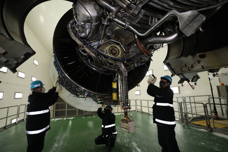 [인천=뉴시스] 이영환 기자 = 인천 중구 대한항공 엔진 테스트셀에서 정비사들이 에어버스 A330 기종에 사용되는 PW4170 엔진 점검을 하고 있다. 엔진 테스트셀에 입고된 엔진은 오일·연료 계통, 진동·출력 검사 등을 통해 하늘에서 정상적인 성능을 낼 수 있도록 30여 시간에 걸쳐 확인한다. 정비사들이 구슬땀 흘려 정비한 항공기 엔진이 2022년 임인년 (壬寅年)에는 코로나19를 넘어 더 많은 승객과 화물을 싣고 비상하길 바라 본다. 2021.12.29. 20hwan@newsis.com