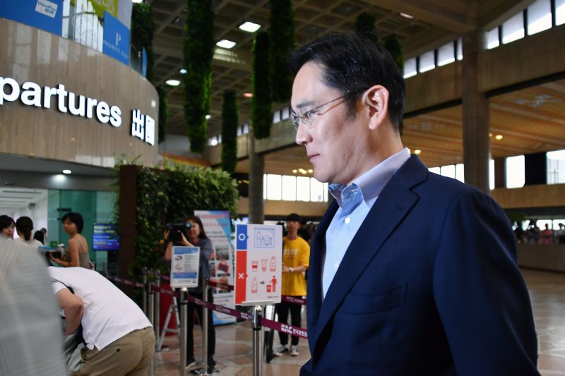 【김포공항=뉴시스】배훈식 기자 = 이재용 바카라사이트 유니벳전자 부회장이 7일 오후 김포국제공항을 통해 반도체 필수 소재 수출 규제 해결 방안 모색 차 일본으로 출국하고 있다. 2019.07.07. photo@newsis.com
