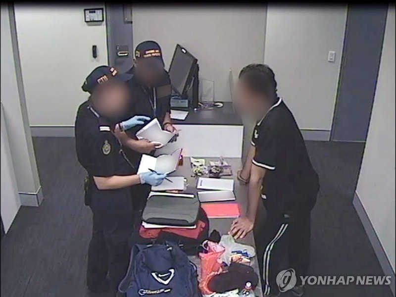 [길따라] 방울토마토 몇 알에 160만원…호주 여행 '벌금 폭탄' 주의보 (출처=연합뉴스)