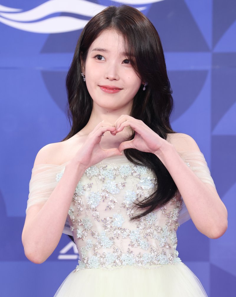 '공주' 아이유·임윤아, '섹시' 차주영·정은채…청룡 레드카펫(종합)