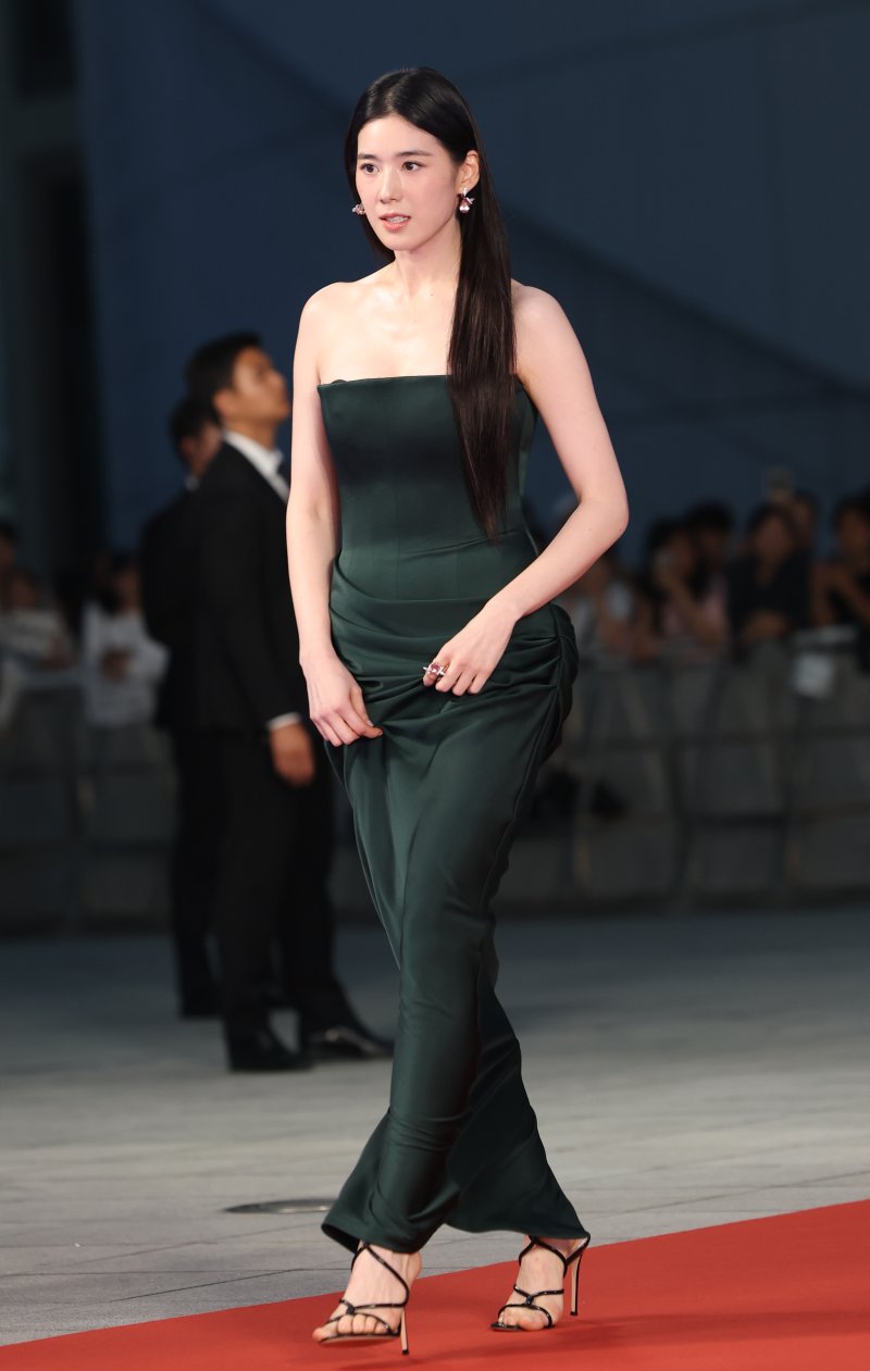 '공주' 아이유·임윤아, '섹시' 차주영·정은채…청룡 레드카펫(종합)