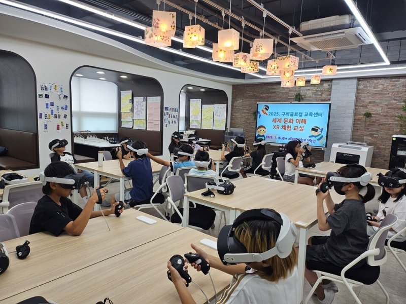 'XR과 함께하는 세계문화 탐험' 행사에서 학생들이 XR체험을 하고 있다.(전남도교육청 제공, 재판매 및 DB 금지)/뉴스1
