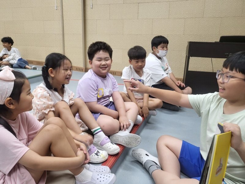 '선배가 읽어주는 그림책' 프로그램 진행 장면(전남도교육청 제공, 재판매 및 DB 금지)/뉴스1