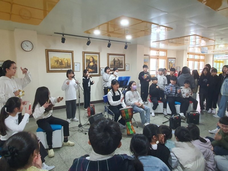 목포미항초 학생들이 학교에서 버스킹을 벌이고 있다. (전남도교육청 제공, 재판매 및 DB 금지)/뉴스1