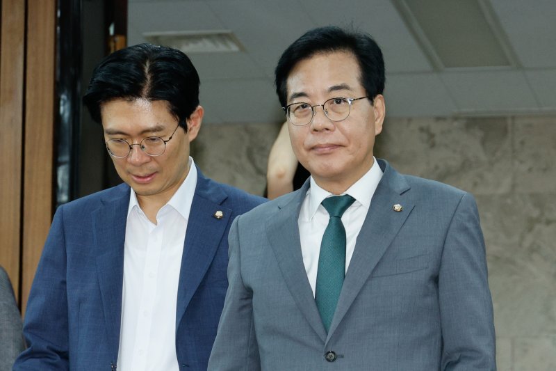 메이저 바카라 국민의힘 비상대책위원장 겸 원내대표(오른쪽)와 조정훈 교육위 간사가 18일 오후 서울 여의도 국회에서 열린 'AI교육을 기반으로 하는 미래교육 혁신 긴급 정책 간담회'에 입장하고 있다. 2025.7.18/메이저 바카라1 ⓒ News1 안은나 기자
