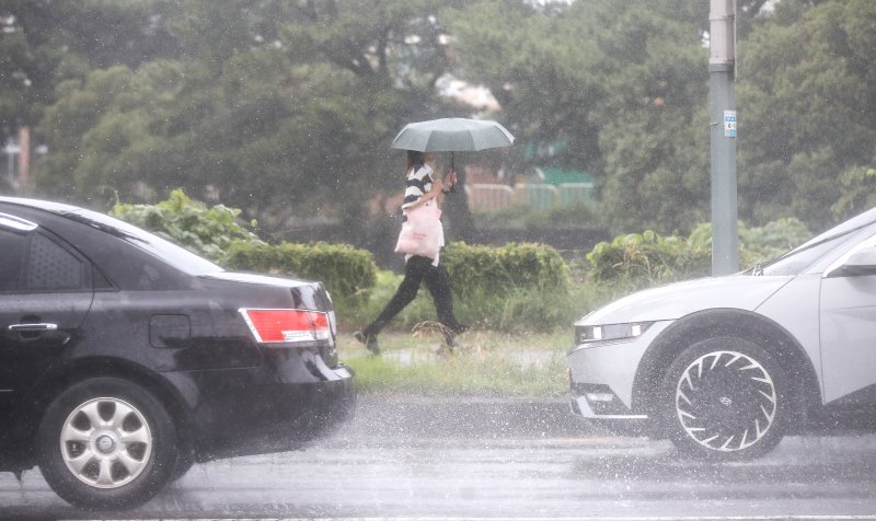 호우특보가 발효된 18일 오후 제주시 연삼로에 강한 빗줄기가 쏟아지고 있다. 뉴시스
