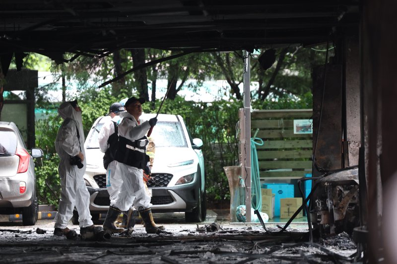 18일 오전 경기 광명시 소하동의 한 아파트 주차장에서 발생한 화재 현장에서 소방관들이 화재조사를 하고 있다. 2025.7.18/뉴스1 ⓒ News1 김영운 기자