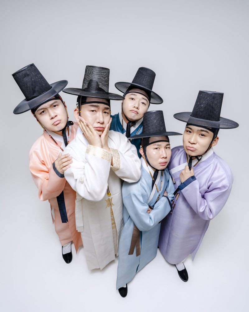 [서울=뉴시스]20일 오후3시 국립극장에서 '여우락 페스티벌'의 '남자라는 이유로' 공연이 펼쳐진다. 사진은 공연에 출연하는 고금성 명창과 경기민요 그룹 '고만고만' (제공=국립극장)