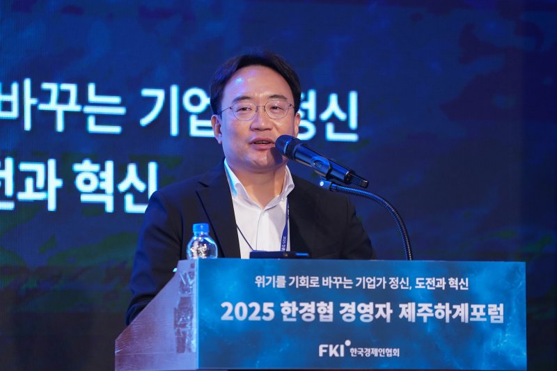 현동진 현대자동차 로보틱스랩장이 17일 제주 롯데호텔에서 열린 ‘2025 인터넷 바카라 CEO 제주하계포럼’에서 '사람을 위한 공간과 Interactive 기술, Robotics'를 주제로 발표하고 있다.(한국인터넷 바카라인협회 제공) ⓒ News1 최동현 기자