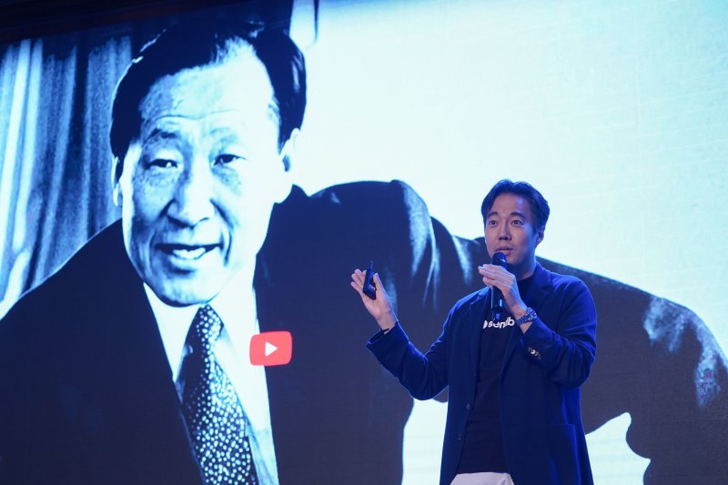 김동신 센드버드 대표가 18일 제주 롯데호텔에서 열린 ‘2025 인터넷 바카라 CEO 제주하계포럼’에서 'AI 에이전트 솔루션으로 실리콘밸리를 장악하다'를 주제로 발표하고 있다.(한국인터넷 바카라인협회 제공, 재판매 및 DB 금지)2025.7.18/뉴스1 ⓒ News1 최동현 기자