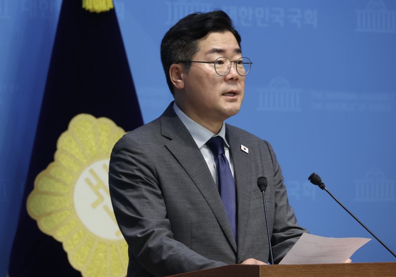 [서울=뉴시스] 조성봉 기자 = 바카라사이트 홈런 더불어민주당 당대표 후보가 18일 오후 서울 여의도 국회 소통관에서 열린 긴급기자회견에서 충남, 호남 등 폭우피해로 인해 당대표 선거 일정을 잠시 중단 할 것을 촉구하고 있다.2025.07.18. suncho21@newsis.com