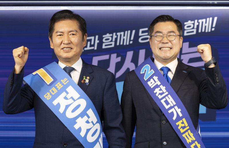 정청래·박찬대 더불어토토 사이트 바카라당 토토 사이트 바카라 후보자(왼쪽부터) 19일 서울 여의도 더불어토토 사이트 바카라당 중앙당사에서 열린 더불어토토 사이트 바카라당 토토 사이트 바카라 및 최고위원 선출을 위한 충청권 합동연설회에 앞서 기념촬영을 하고 있다. 뉴시스