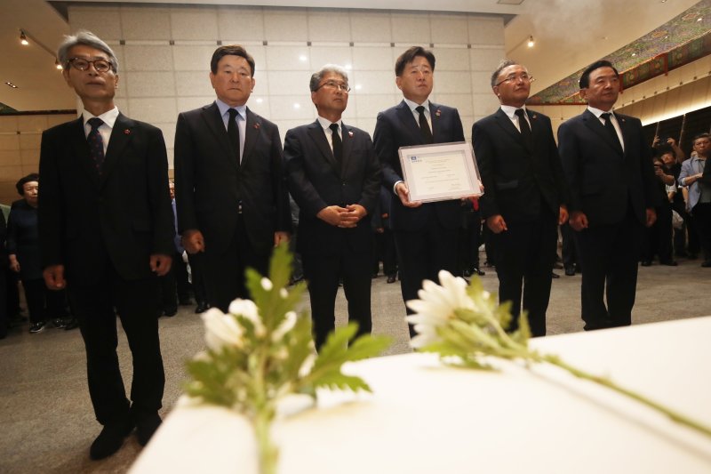 2025년 7월 18일 오후 제주시 봉개동 제주4·3평화공원 위패봉안실에서 4·3영령들에게 4·3기록물이 세계기록유산에 등재됐음을 알리는 봉헌식이 진행되고 있다. 제주특별자치도는 300억원 규모의 제주4·3아카이브 기록관 건립을 위해 타당성 조사 및 기본계획 수립 용역에 착수한다. 기록관은 보존·전시·교육·연구 기능을 결합한 라키비움 형태로 검토된다. /사진=뉴스1