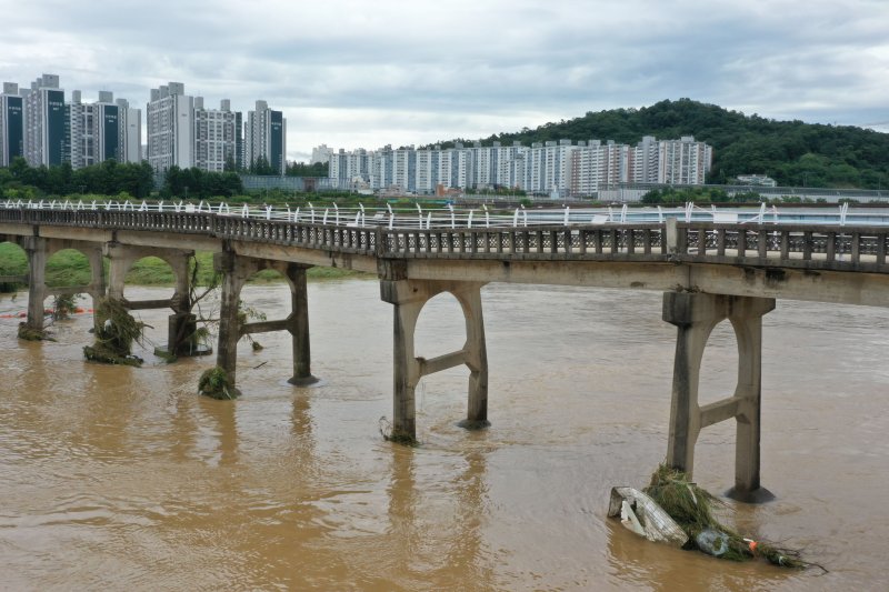 [광주=뉴시스] 이영주 기자 = 18일 오후 광주 북구 동림동 옛산동교 중단부가 전날 내린 폭우로 파손, 출입이 통제되고 있다. 광주 유일 6·25 전적지인 산동교는 그간 시민들의 산책로로 이용돼왔다. 2025.07.18. leeyj2578@newsis.com
