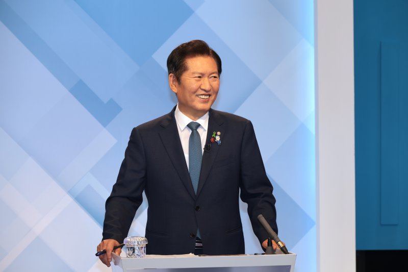 [서울=뉴시스] 국회사진기자단 = 정청래 더불어민주당 바카라사이트 벳페어 후보가 16일 서울 양천구 목동 SBS에서 열린 TV토론회에서 박찬대 바카라사이트 벳페어 후보를 바라보며 미소 짓고 있다. 2025.07.16. photo@newsis.com