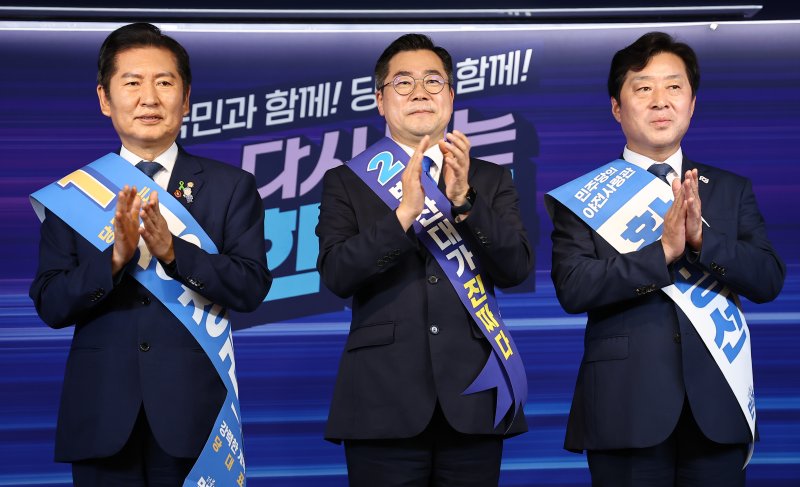정청래 후보, 토토 바카라 후보, 황명선 최고위원 후보가 19일 서울 여의도 더불어민주당 중앙당사에서 열린 '당대표 및 최고위원 선출을 위한 충청권 합동연설회'에서 기념촬영을 하고 있다. 2025.7.19/뉴스1 ⓒ News1 김도우 기자