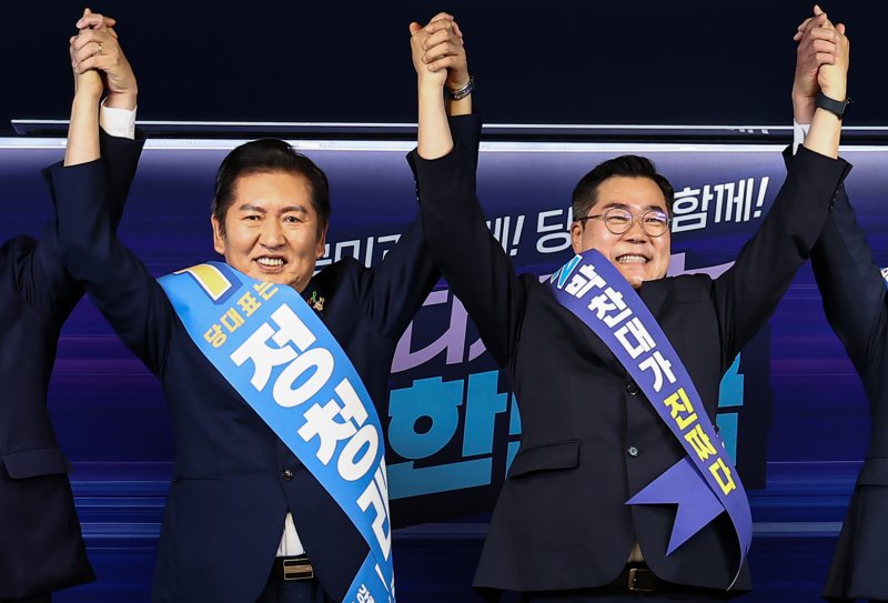 바카라 용어 후보와 박찬대 후보가 황명선 최고위원 후보가 19일 서울 여의도 더불어민주당 중앙당사에서 열린 '당대표 및 최고위원 선출을 위한 충청권 합동연설회'에서 기념촬영을 하고 있다. 2025.7.19/바카라 용어1 ⓒ News1 김도우 기자