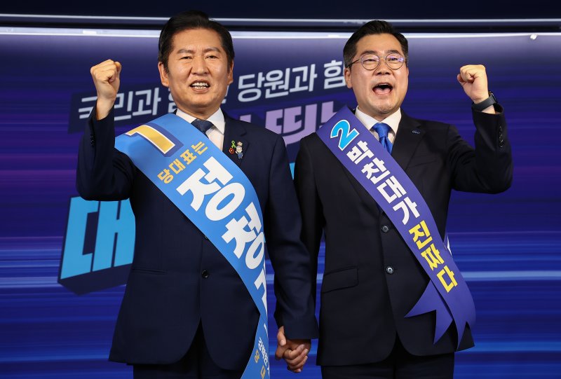 더불어2025 바카라사이트당 당 대표 후보 정청래 의원, 박찬대 의원(왼쪽부터)이 19일 서울 여의도 더불어2025 바카라사이트당 중앙당사에서 열린 '당대표 및 최고위원 선출을 위한 충청권 합동연설회'에서 기념촬영을 하고 있다. 뉴스1