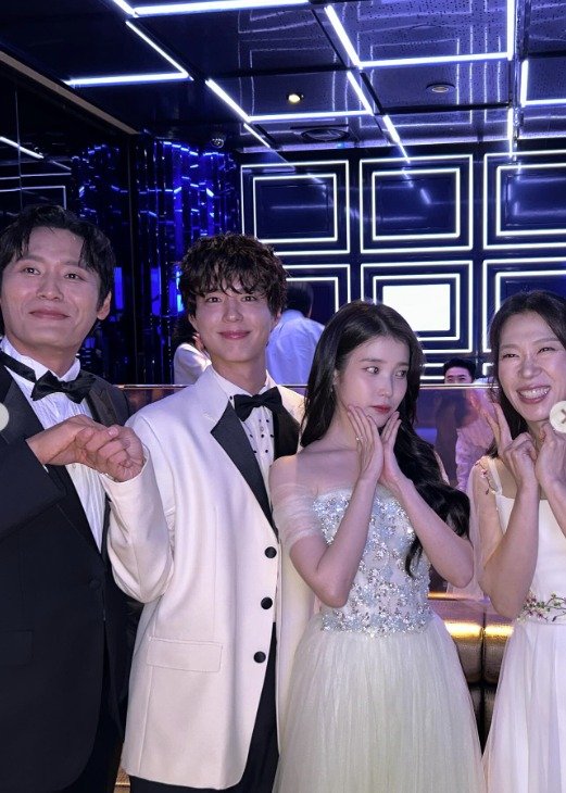 아이유, 다시 만난 박보검과 인생네컷까지…'폭싹' 부부 재회 [N샷]