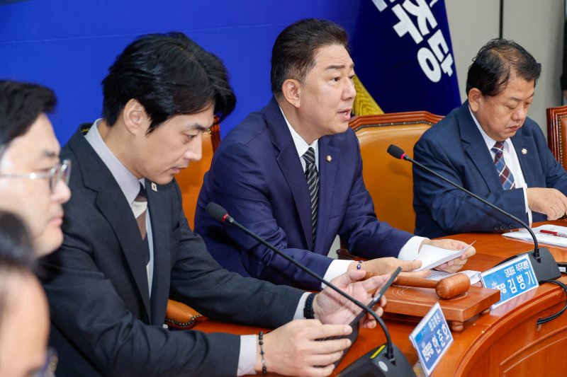 김병기 더불어민주당 대표 직무대행 겸 원내대표가 18일 오전 서울 여의도 국회에서 열린 최고위원회의에 참석해 모두 발언을 하고 있다. 2025.7.18/라이트닝 바카라 사이트1 ⓒ News1 안은나 기자