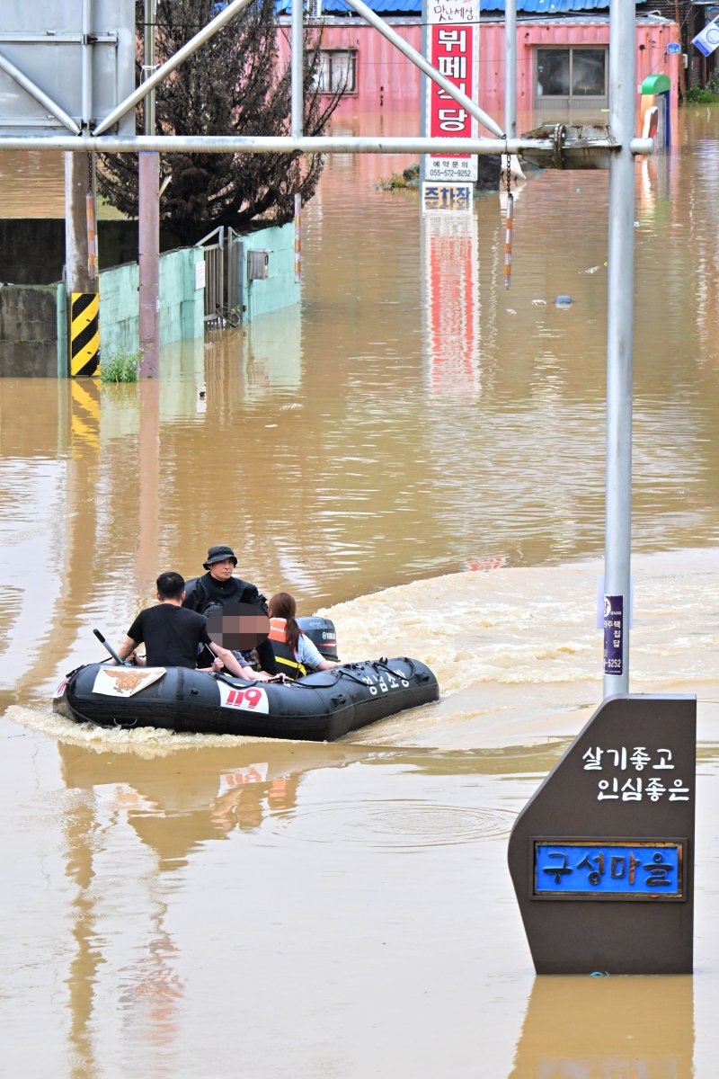 [의령=뉴시스] 차용현 기자 = 호우경보가 내려진 19일 오후 침수된 경남 의령군 대의면 구성마을에서 119대원들이 주민을 구조하고 있다. 2025.07.19.con@newsis.com
