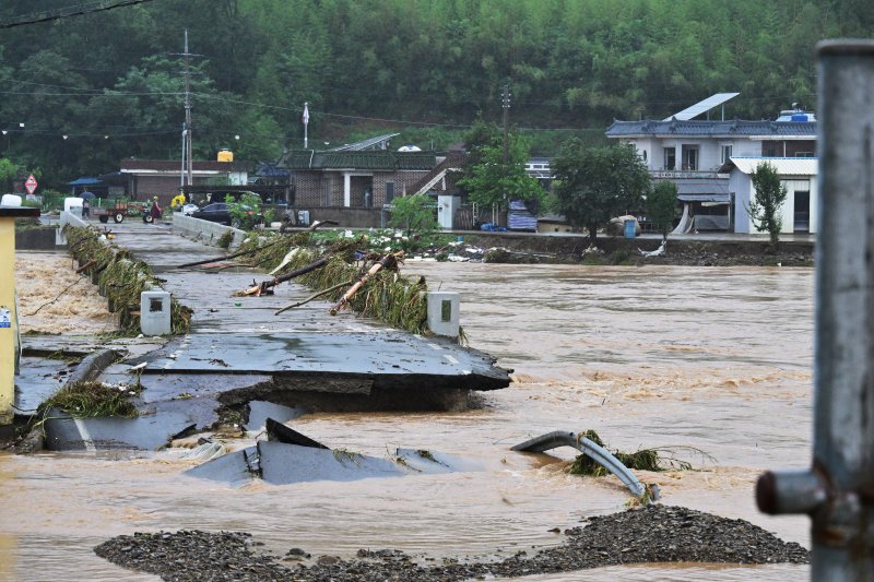 [의령=뉴시스] 차용현 기자 = 호우경보가 내려진 19일 오후 경남 의령군 대의면 신점마을 신정교 인근 제방이 무너져 하천수가 범람하고 있다. 2025.07.19.con@newsis.com