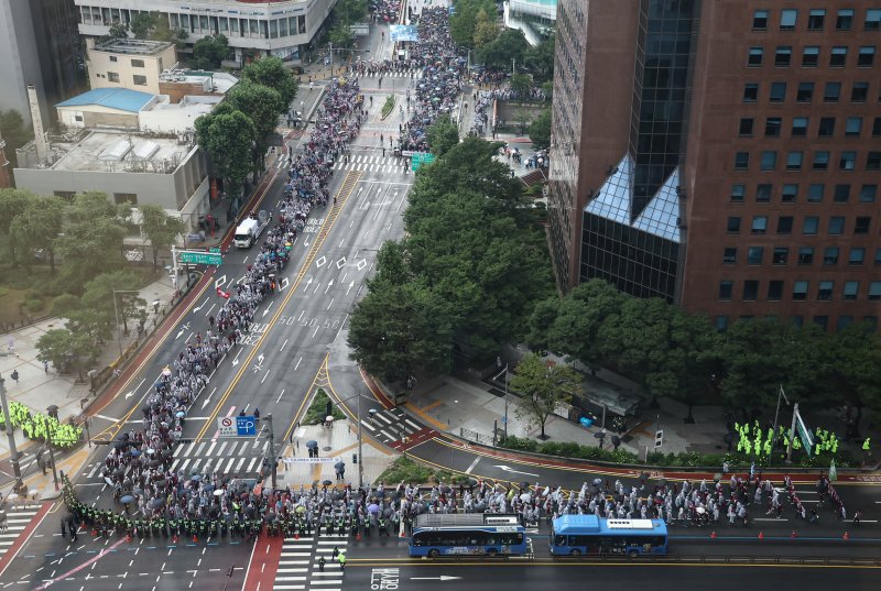민주노총 조합원들이 19일 서울 중구 을지로 일대에서 2025민주노총, 총파업·총력투쟁 대행진 집회에서 행진을 하고 있다. 2025.7.19/뉴스1 ⓒ News1 김도우 기자