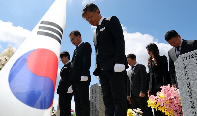 [세종=뉴시스] 강종민 기자 = 바카라 토토 해병 수사 외압 사건을 맡은 이명현 특별검사 등 특검 지휘부가 지난 1일 대전 국립현충원 채상병 묘역을 참배하고 있다. (공동취재) 2025.07.01. photo@newsis.com