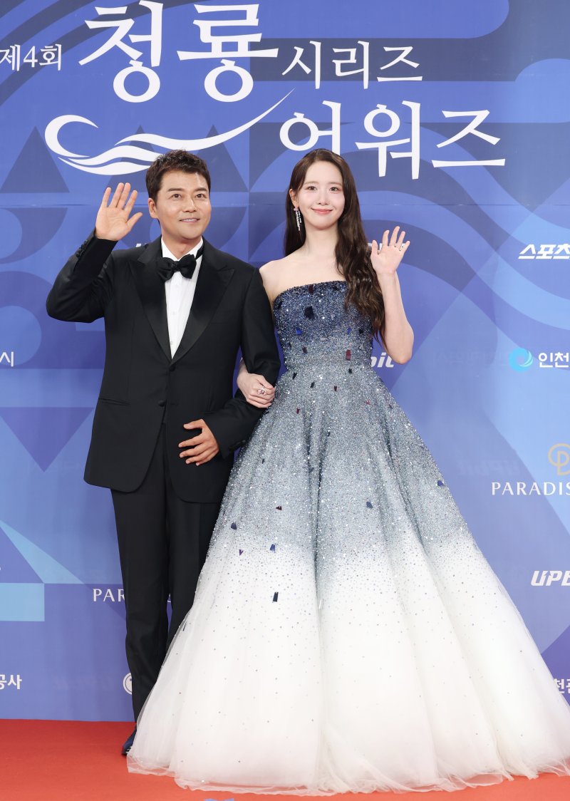 "이준영에게 사과해" 청룡 MC 전현무 인스타그램에 쏟아진 댓글들