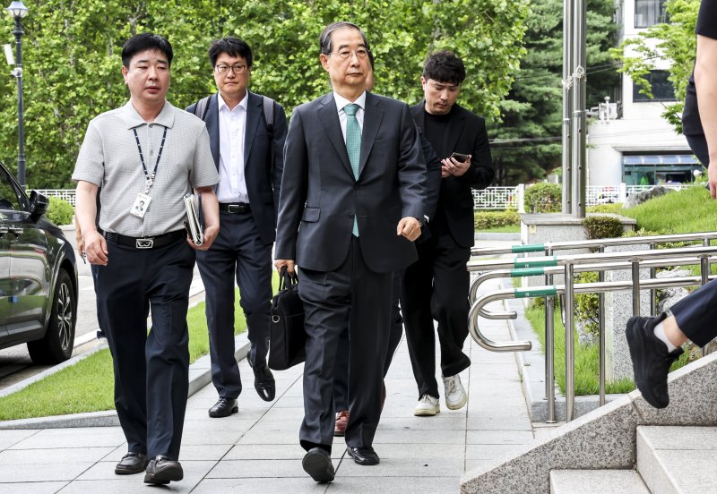 [서울=뉴시스] 조성우 기자 = 한덕수 전 국무총리가 지난 2일 서울 서초구 서울고검에 마련된 내란특검 사무실에 조사를 받기 위해 출석하고 있다. 2025.07.02. xconfind@newsis.com