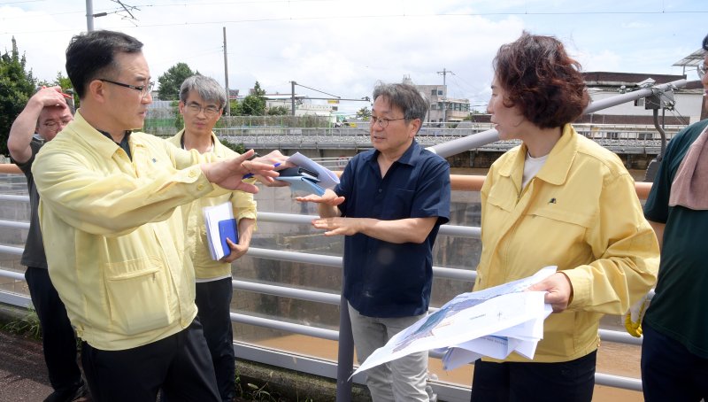 [광주=뉴시스] 강기정 광주시장이 집중호우 피해지역인 광주 북구 신안교 일대를 찾아 피해상황을 살펴보고 있다. (사진=광주시청 제공). photo@newsis.com *재판매 및 DB 금지