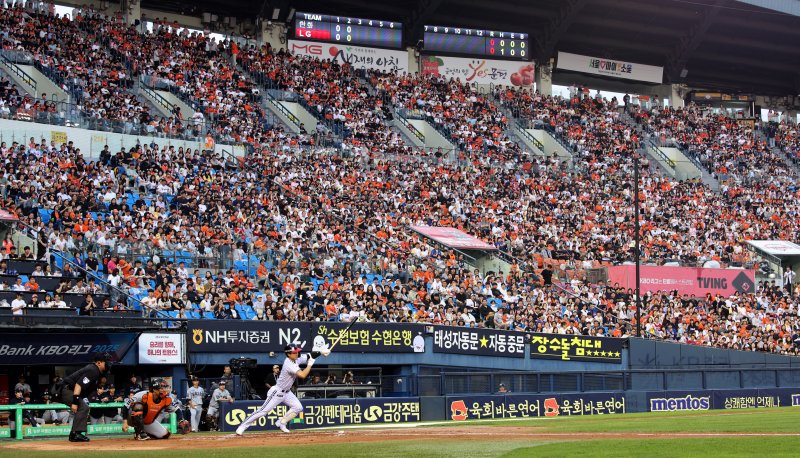 [서울=뉴시스] 김금보 기자 = 5월29일 서울 송파구 잠실야구장에서 열린 프로야구 2025 KBO 리그 한화 이글스와 LG 트윈스의 바카라 용어가 만원 관중 속에 펼쳐지고 있다. LG의 이번 시즌 18번째 홈 바카라 용어 매진이다. 2025.05.29. kgb@newsis.com