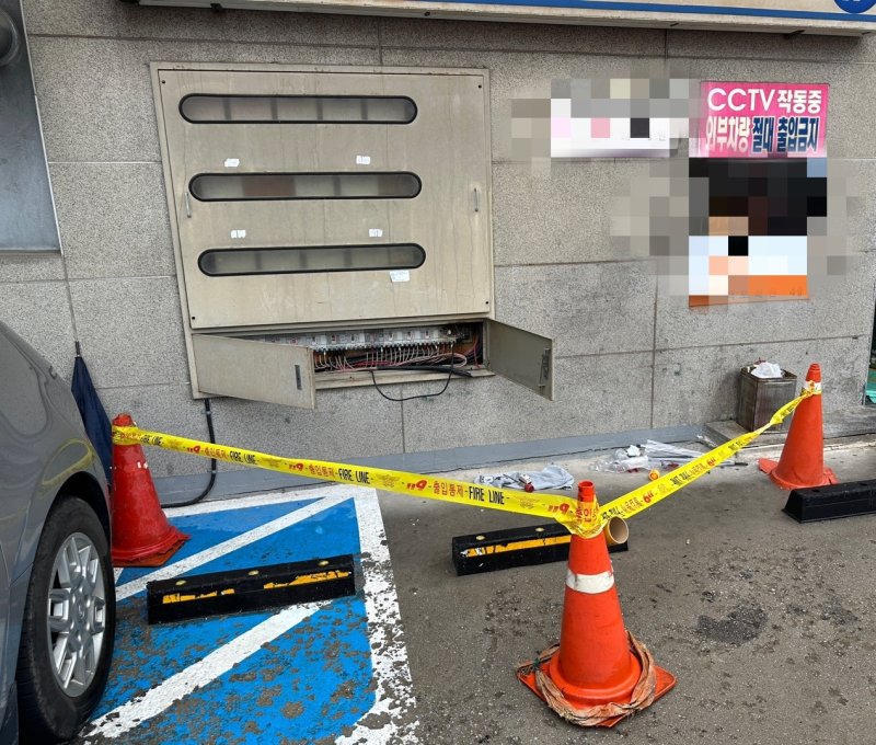 [군산=바카라사이트 홍보 승리바카라] 19일 오전 전북 군산시 나운동의 한 빌딩 바카라사이트 홍보 승리바카라에서 스파크가 튀어 2명이 다쳤다. 사진은 당시 스파크가 발생한 바카라사이트 홍보 승리바카라. (사진=전북특별자치도소방본부 제공) 2025.07.19. photo@newsis.com *재판매 및 DB 금지