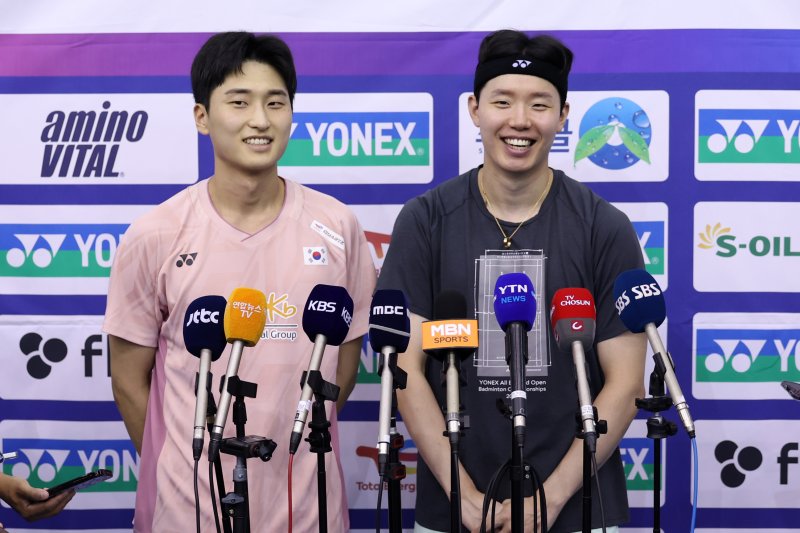 [진천=뉴시스] 조성우 기자 = 17일 충북 진천선수촌에서 열린 대한민국 인터넷 바카라사이트 국가대표팀 미디어데이에서 김원호(왼쪽), 서승재가 훈련을 마치고 인터뷰를 하고 있다. 2025.06.17. xconfind@newsis.com