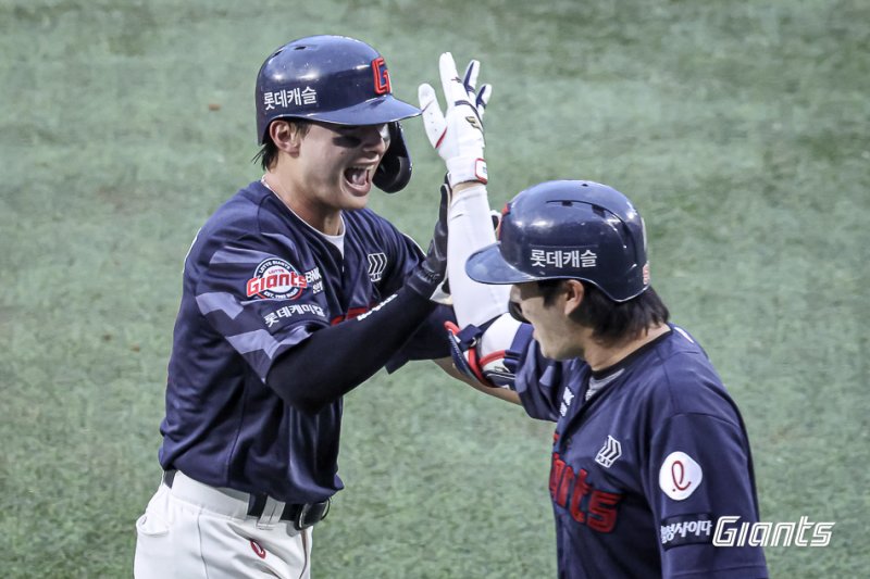 [서울=뉴시스] 프로야구 토토 바카라 사이트 자이언츠 윤동희가 19일 서울 잠실구장에서 열린 2025 신한 쏠뱅크 KBO리그 LG 트윈스와의 경기에서 득점에 성공한 뒤 기뻐하고 있다. (사진=토토 바카라 사이트 자이언츠 제공) 2025.07.19.