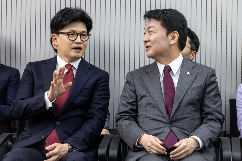 [서울=뉴시스] 국회사진기자단= 제21대 대통령후보자 국민의힘 3차 경선 진출자를 발표하는 29일 오후 서울 여의도 국민의힘 중앙당사에서 온라인 바카라사이트, 안철수 후보가 대화하고 있다. 2025.04.29.photo@newsis.com
