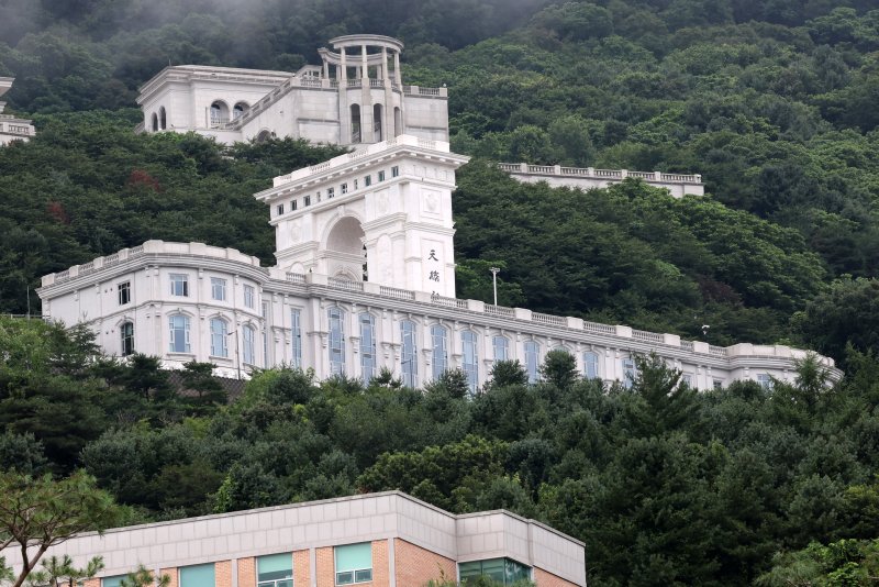 [가평=뉴시스] 배훈식 기자 = 김건희 여사 의혹을 수사하는 민중기 특별검사팀이 라이브 바카라 압수수색에 들어간 18일 오후 경기 가평군 라이브 바카라 천승전 모습. 2025.07.18. dahora83@newsis.com