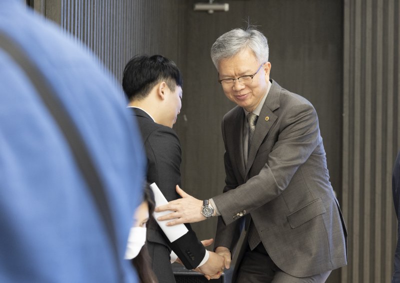 [서울=뉴시스] 김근수 기자 = 김택우(오른쪽) 대한의사협회장과 한성존 대한전공의협의회 비상대책위원장이 19일 서울 용산구 대한의사협회 대강당에서 열린 대한전공의협의회 임시대의원총회 시작 전 모두발언을 마치고 인사를 나누고 있다. 2025.07.19. ks@newsis.com