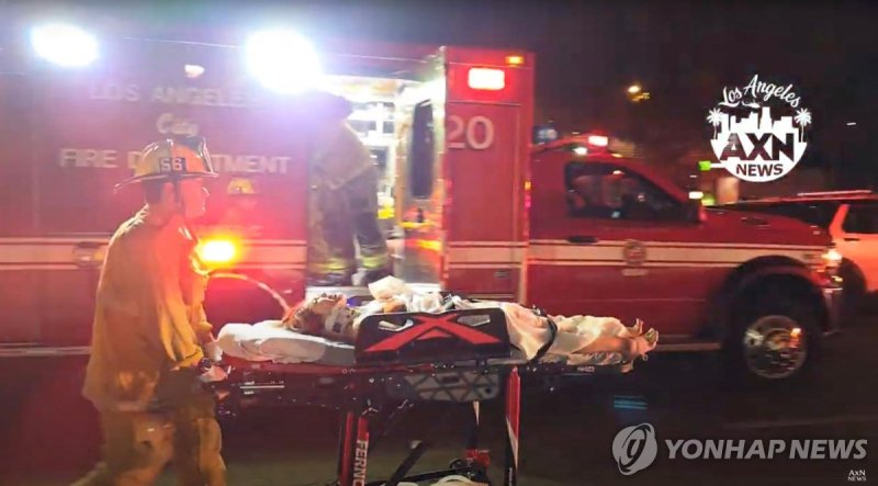 19일 LA 이스트 할리우드 나이트클럽 앞 차량 돌진 후 병원으로 이송되는 부상자 (출처=연합뉴스)