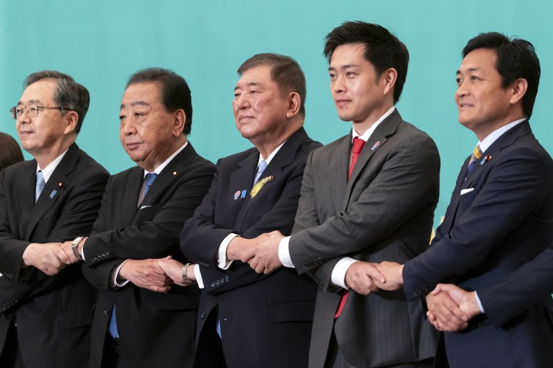 [도쿄=AP/뉴시스] 제27회 바카라사이트 카지노사이트(상원) 선거를 앞둔지난 2일 일본 도쿄에서 열린 토론회에 앞서 (왼쪽부터) 사이토 데쓰오 공명당 대표, 노다 요시히코 입헌민주당 대표, 이시바 시게루 일본 총리 겸 자민당 총재, 요시무라 히로후미 일본유신회 공동대표, 다마키 유이치로 국민민주당 대표가 기념촬영을 하고 있다. 2025.07.03. photo@newsis.com